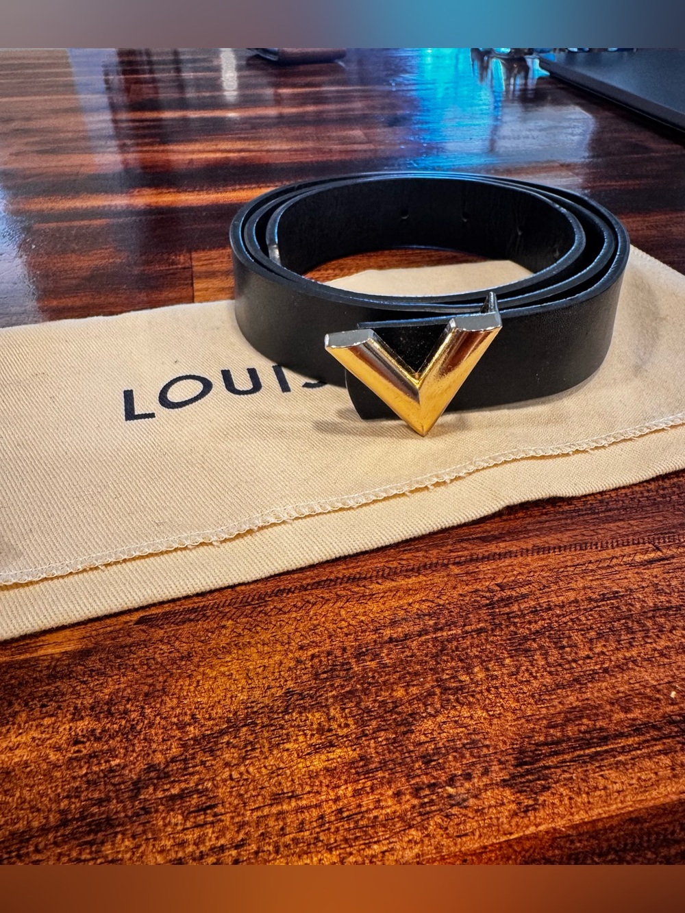 Designer Inspired Womens Black Belt Gold Accent
40inches Excellent Condition